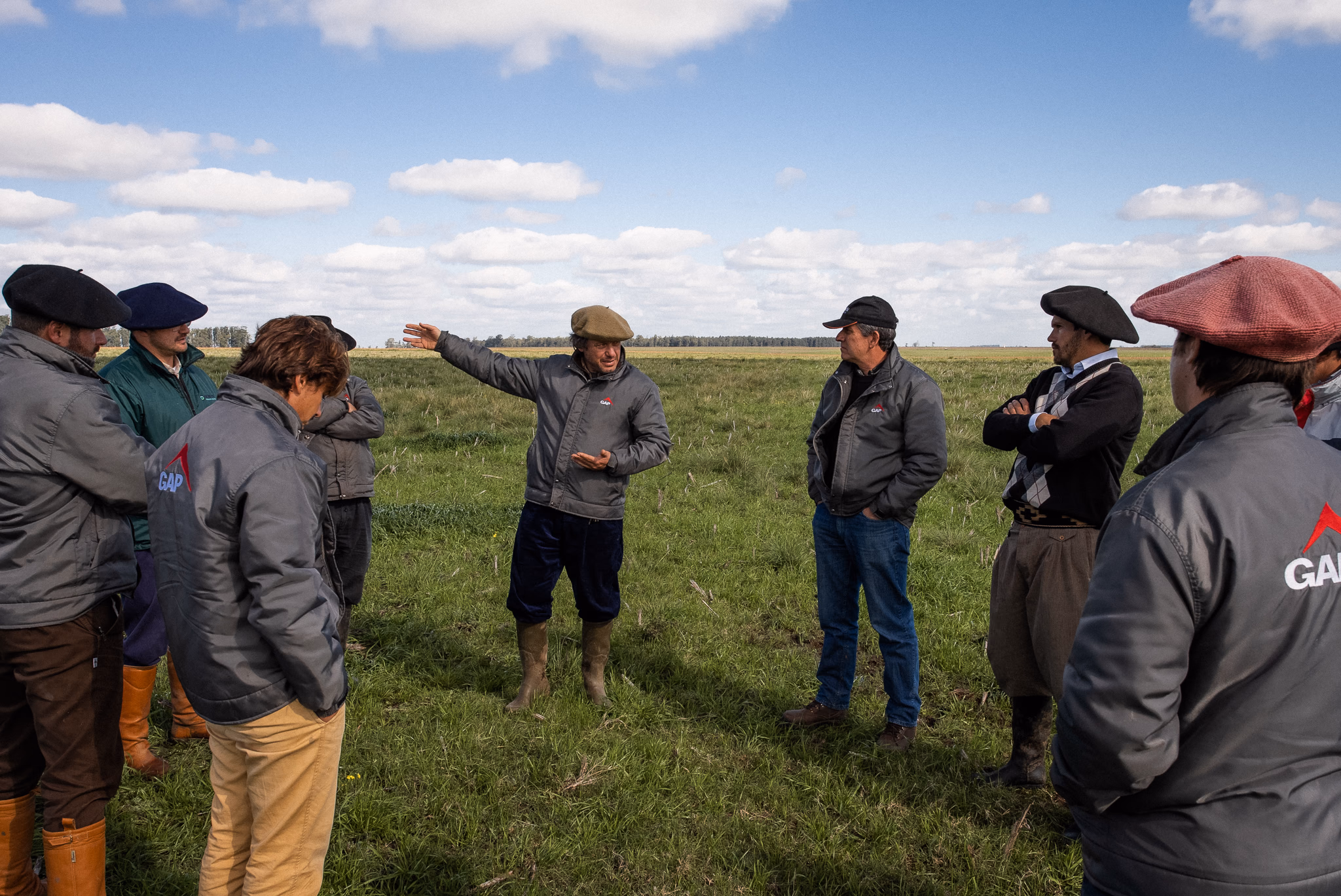 Equipo GAP reunido en el campo durante una conversación de evaluación
