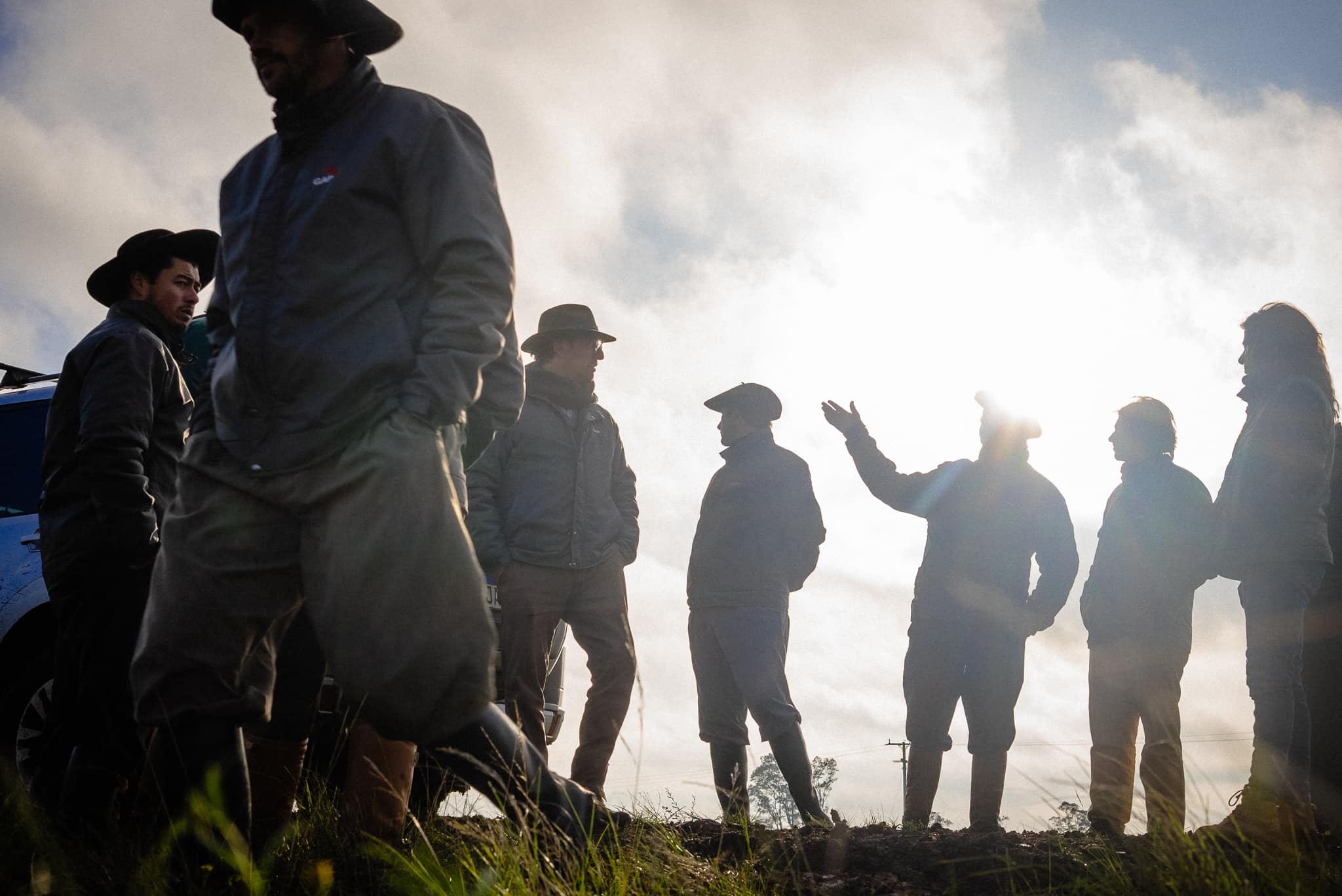 El equipo GAP recorre el campo al amanecer durante una jornada de evaluación
